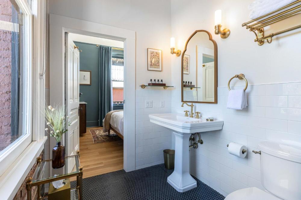 Deluxe Queen Room interior